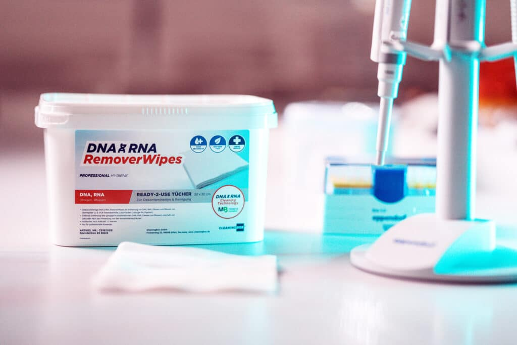 Pipettenreinigung mit RemoverWipes im Labor
